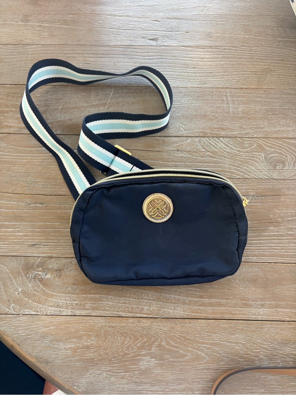 Lilly Pulitzer Jeanie True Navy Belt Crossbody Bag - Picture 4 of 8
